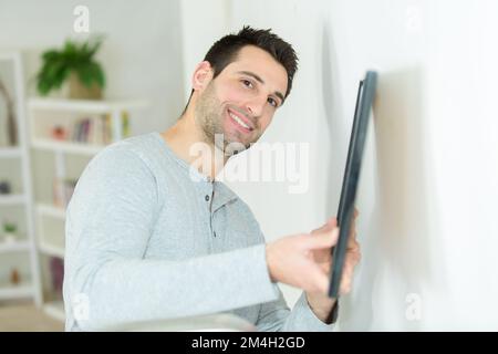 Cadre photo mettant l'homme au mur Banque D'Images