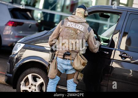 Schorndorf, Allemagne. 21st décembre 2022. Un policier se tient près d'un véhicule d'urgence et parle à un collègue. Deux personnes sont mortes dans un incident violent à Schorndorf. Credit: Christoph Schmidt/dpa/Alay Live News Banque D'Images