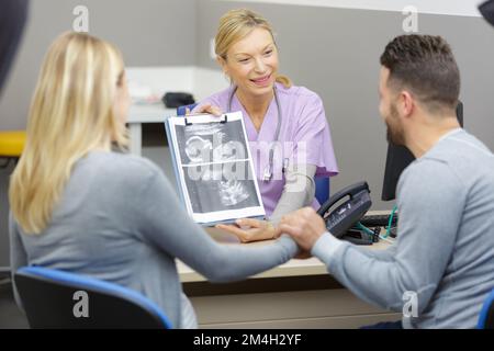 un médecin présente une image échographique Banque D'Images