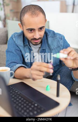 gros plan de l'homme préparant le vaporisateur Banque D'Images