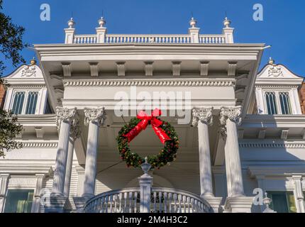 LA NOUVELLE-ORLÉANS, LA, États-Unis - 18 DÉCEMBRE 2022 : grande couronne avec ornements décorant un manoir historique pour Noël Banque D'Images