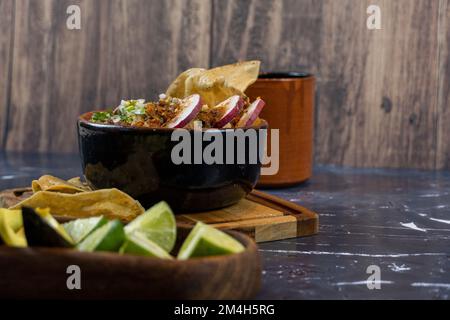 tostadas carne cuisine mexicaine typique, assiette en bois et fond en bois, radis et oignons Banque D'Images
