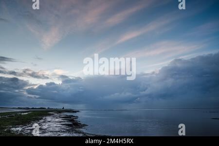 Rochers et brise-mers au large de la côte frisonne, pays-Bas Banque D'Images