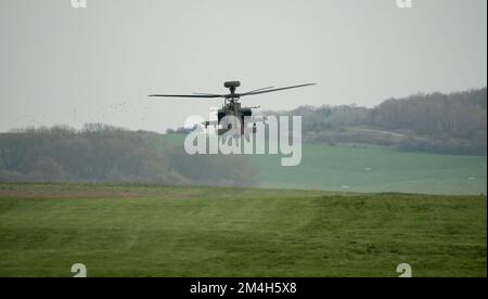 Gros plan de la queue de l'armée britannique AH-64E Boeing Apache attaque hélicoptère (ZM722 ArmyAir606) en vol stationnaire bas, ciel d'automne, Wiltshire Royaume-Uni Banque D'Images