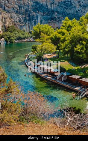 Vouliagmeni, Grèce - 1 septembre 2022: Personnes appréciant le bon temps d'une journée d'été sur le lac Vouliagmeni à Vouliagmeni, Grèce Banque D'Images