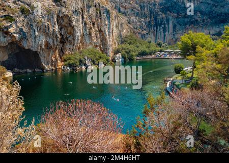 Vouliagmeni, Grèce - 1 septembre 2022: Certaines personnes apprécient le beau temps d'une journée d'été sur le lac Vouliagmeni à Vouliagmeni, Grèce Banque D'Images