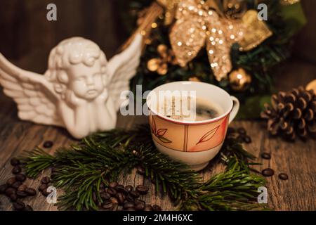 Ange de Noël, tasse de café sur une table en bois sombre Banque D'Images