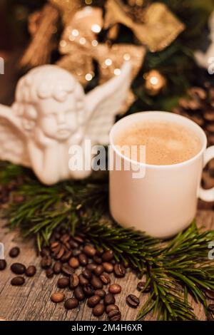 Ange de Noël, tasse de café sur une table en bois sombre Banque D'Images