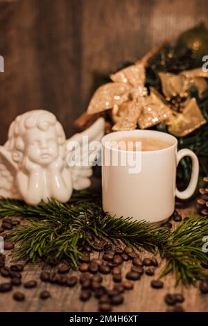 Ange de Noël, tasse de café sur une table en bois sombre Banque D'Images