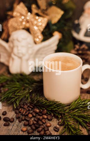 Ange de Noël, tasse de café sur une table en bois sombre Banque D'Images