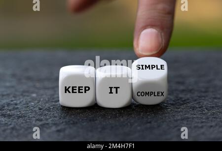 La main tourne les dés et change l'expression « Keep it Complex » pour « Keep it simple ». Banque D'Images