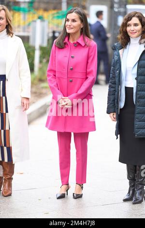 Madrid, Espagne. 21st décembre 2022. LA REINE LETIZIA d'Espagne porte une tenue rose vif lors de sa visite à l'hôpital pour enfants de l'Université Nino Jesus pour en apprendre plus sur le projet 'Yo Cuento' à Madrid, Espagne (Credit image: © Jack Abuin/ZUMA Press Wire) Banque D'Images