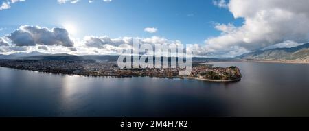 Grèce, ville de Ioannina. Vue aérienne panoramique sur Giannena et le lac Pamvotis, ciel bleu ciel nuageux. Epire. Banque D'Images