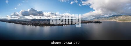 Grèce, ville de Ioannina. Vue aérienne panoramique sur Giannena et le lac Pamvotis, ciel bleu ciel nuageux. Epire. Banque D'Images