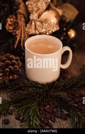 Ange de Noël, tasse de café sur une table en bois sombre Banque D'Images