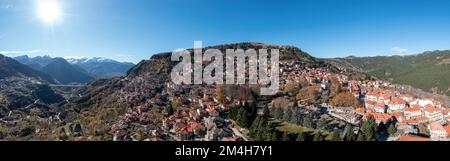 Metsovo Epirus Grèce. Vue aérienne panoramique de drone du village traditionnel sur la montagne de Pindus, pont d'Anilio de la route nationale Egnatia, ciel bleu backgro Banque D'Images