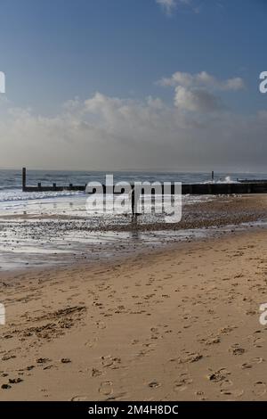 Beach détection de métaux à Sunset Bournemouth Beach Banque D'Images