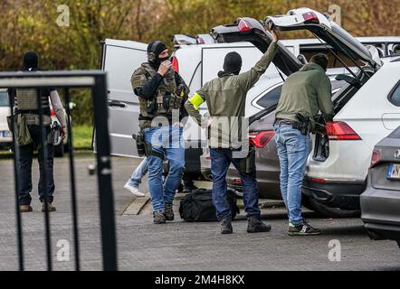 Fellbach, Allemagne. 21st décembre 2022. Les policiers se tiennent à côté des voitures dans les locaux de l'entreprise. Au cours de l'enquête, après un crime violent à Schorndorf avec deux morts, la police a découvert mercredi encore un autre homme gravement blessé à Fellbach. Les deux villes sont situées à l'est de la capitale de l'État Stuttgart. Crédit : Kohls/SDMG/dpa/Alay Live News Banque D'Images