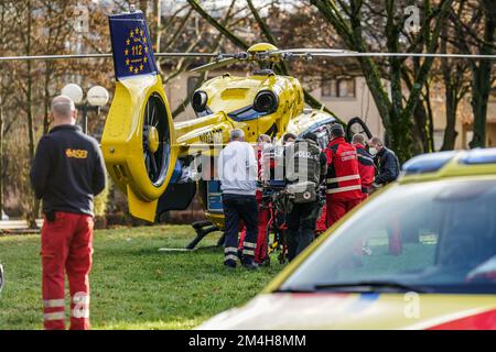 Fellbach, Allemagne. 21st décembre 2022. Des policiers et des assistants emmenez un homme blessé dans un hélicoptère de secours. Au cours de l'enquête, après un crime violent à Schorndorf avec deux morts, la police a ensuite découvert un autre homme à Fellbach avec des blessures mortelles mercredi. Les deux villes sont situées à l'est de la capitale de l'État Stuttgart. Crédit : Kohls/SDMG/dpa/Alay Live News Banque D'Images