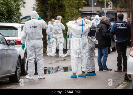 Schorndorf, Allemagne. 21st décembre 2022. Les équipes judiciaires travaillent sur les lieux d'un crime. Deux personnes ont été tuées dans un crime violent à Schorndorf. Credit: Christoph Schmidt/dpa/Alay Live News Banque D'Images