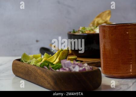 petit-déjeuner mexicain, piments aux œufs et pain grillé, chorizo de un costado plat profond Banque D'Images