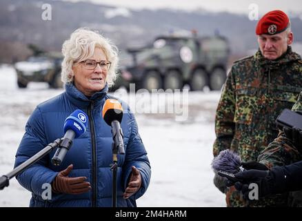 Ne l’est pas, la Slovaquie. 20th décembre 2022. Christine Lambrecht (l, SPD), ministre fédérale de la Défense, fait une déclaration à la presse sur la touche de sa visite à Lest. Credit: Kay Nietfeld/dpa/Alay Live News Banque D'Images