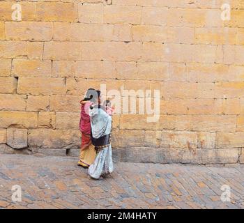 Jaisalmer, Inde - 10 novembre 2017. Des femmes de la région de sari visitent le fort de Jaisalmer, Rajasthan, Inde. Banque D'Images