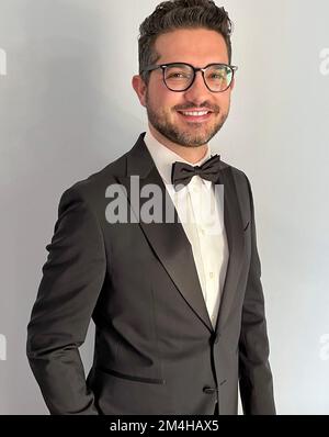 Jeune homme en costume de smoking noir avec noeud papillon Banque D'Images