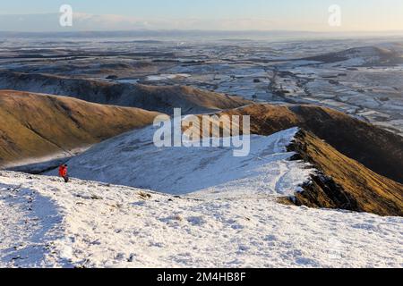 Les écailles sont tombées et la vue vers les Pennines depuis les pentes supérieures de Blencathra en hiver, Lake District, Cumbria, Royaume-Uni Banque D'Images