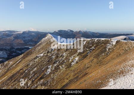 Les vues du sud-ouest vers Gategill sont tombées en tête du sommet de Blencathra, Lake District, Cumbria, Royaume-Uni Banque D'Images