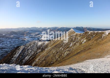 Les vues du sud-ouest vers Gategill sont tombées du sommet de Blencathra, Lake District, Cumbria, Royaume-Uni Banque D'Images