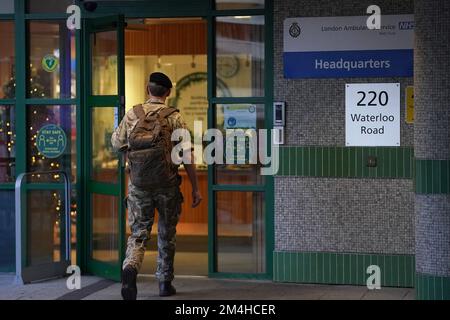 Un personnel militaire entre dans la station d'ambulance de Waterloo à Londres, tandis que des ambulanciers paramédicaux, des techniciens ambulanciers et des préposés aux appels sortent en Angleterre et au pays de Galles, dans une grève coordonnée par les syndicats GMB, Unison et Unite sur la rémunération et les conditions qui affecteront les appels non-menaçant la vie. Date de la photo: Mercredi 21 décembre 2022. Banque D'Images