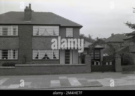 1950s, historique, extérieur, vue de face de cette époque d'une maison semi-individuelle, deux étages de banlieue, buitl vers début 1930a, dans une banlieue de Manchester, Angleterre, Royaume-Uni, avec garage individuel attaché. Banque D'Images