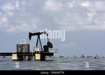 Marcaibo, Venezuela. 02nd avril 2019. 2 avril 2019, Maracaibo, Venezuela : Tours et plates-formes pétrolières de l'État. On observe des PDVSA sur les rives du lac Maracaibo. Sur 2 avril 2022 à Marcaibo, Venezuela. (Photo de Jose Isaac Bula Urrutia/ Groupe Eyepix/Sipa USA) crédit: SIPA USA/Alay Live News Banque D'Images