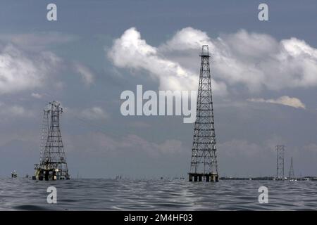 Marcaibo, Venezuela. 02nd avril 2019. 2 avril 2019, Maracaibo, Venezuela : Tours et plates-formes pétrolières de l'État. On observe des PDVSA sur les rives du lac Maracaibo. Sur 2 avril 2022 à Marcaibo, Venezuela. (Photo de Jose Isaac Bula Urrutia/ Groupe Eyepix/Sipa USA) crédit: SIPA USA/Alay Live News Banque D'Images