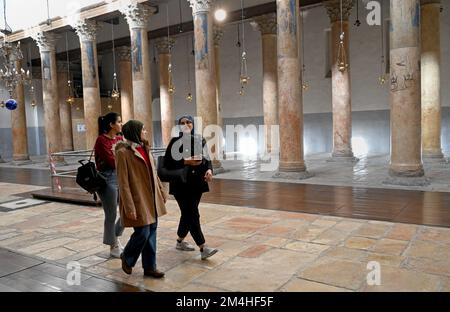 Bethléem, Cisjordanie. 21st décembre 2022. Les Palestiniens visitent l'Église de Nativité, où l'on croit que Jésus-Christ est né, à Bethléem, en Cisjordanie, mercredi, 21 décembre, 2022. Photo par Debbie Hill/ Credit: UPI/Alay Live News Banque D'Images