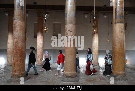 Bethléem, Cisjordanie. 21st décembre 2022. Les touristes russes visitent l'église de la Nativité, où l'on croit que Jésus-Christ est né, à Bethléem, en Cisjordanie, mercredi, 21 décembre, 2022. Photo par Debbie Hill/ Credit: UPI/Alay Live News Banque D'Images