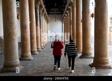 Bethléem, Cisjordanie. 21st décembre 2022. Les Palestiniens visitent l'Église de Nativité, où l'on croit que Jésus-Christ est né, à Bethléem, en Cisjordanie, mercredi, 21 décembre, 2022. Photo par Debbie Hill/ Credit: UPI/Alay Live News Banque D'Images