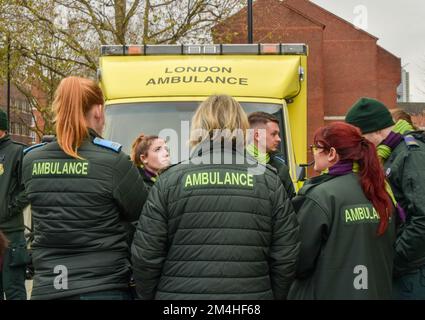 Londres, Royaume-Uni. 21st décembre 2022. Les ambulanciers du piquet de l'Unison devant le siège social du London Ambulance Service, alors que des milliers d'ambulanciers et d'ambulanciers paramédicaux commencent leur grève dans un conflit sur la rémunération et les conditions. Credit: Vuk Valcic/Alamy Live News Banque D'Images