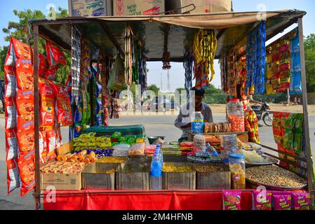 Jaisalmer, Inde - 10 novembre 2017. Vendeur de rue à Jaisalmer, Inde. Jaisalmer est un ancien centre commercial médiéval dans l'État indien occidental du Rajas Banque D'Images