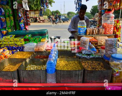 Jaisalmer, Inde - 10 novembre 2017. Vendeur de rue à Jaisalmer, Inde. Jaisalmer est un ancien centre commercial médiéval dans l'État indien occidental du Rajas Banque D'Images