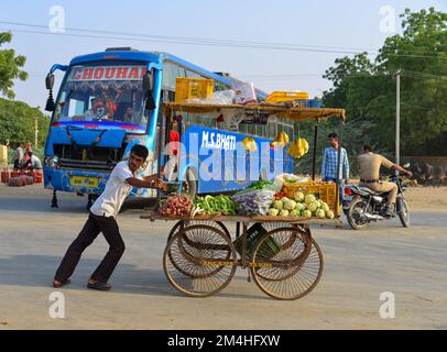 Jaisalmer, Inde - 10 novembre 2017. Vendeur de rue à Jaisalmer, Inde. Jaisalmer est un ancien centre commercial médiéval dans l'État indien occidental du Rajas Banque D'Images