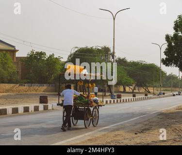 Jaisalmer, Inde - 10 novembre 2017. Vendeur de rue à Jaisalmer, Inde. Jaisalmer est un ancien centre commercial médiéval dans l'État indien occidental du Rajas Banque D'Images