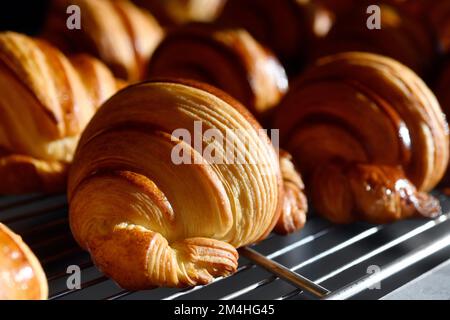 French Croissant fabriqué par boulanger - France Banque D'Images