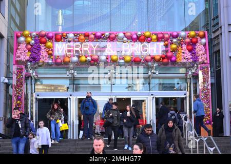 Manchester, Royaume-Uni, 21st décembre 2022. Le centre-ville de Manchester, en Angleterre, au Royaume-Uni, a été rempli d'acheteurs de Noël lors de l'un des derniers jours de shopping avant Noël. Le panneau extérieur indique « Merry & Bright » avec des décorations de Noël ou de Noël sur le centre commercial Arndale dans le centre de Manchester, au Royaume-Uni. Chiffres d'un récent moniteur de British Retail Consortium-KPMG, les ventes au détail ont augmenté de 4,2 % par rapport à l'année de novembre. Crédit : Terry Waller/Alay Live News Banque D'Images