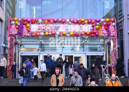 Manchester, Royaume-Uni, 21st décembre 2022. Le centre-ville de Manchester, en Angleterre, au Royaume-Uni, a été rempli d'acheteurs de Noël lors de l'un des derniers jours de shopping avant Noël. Le panneau extérieur indique « Merry & Bright » avec des décorations de Noël ou de Noël sur le centre commercial Arndale dans le centre de Manchester, au Royaume-Uni. Chiffres d'un récent moniteur de British Retail Consortium-KPMG, les ventes au détail ont augmenté de 4,2 % par rapport à l'année de novembre. Crédit : Terry Waller/Alay Live News Banque D'Images