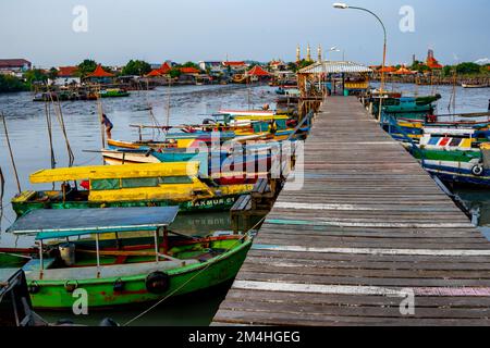 10 décembre 2022. Matin au Kroman Traditional Dock, Gresik, East Java, Indonésie Banque D'Images