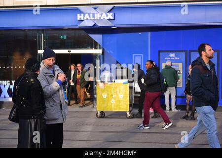 Manchester, Royaume-Uni, 21st décembre 2022. Le centre-ville de Manchester, en Angleterre, au Royaume-Uni, a été rempli d'acheteurs de Noël lors de l'un des derniers jours de shopping avant Noël. Chiffres d'un récent moniteur de British Retail Consortium-KPMG, les ventes au détail ont augmenté de 4,2 % par rapport à l'année de novembre. Les clients marchent le long de la Halifax Bank à Piccadilly. Crédit : Terry Waller/Alay Live News Banque D'Images