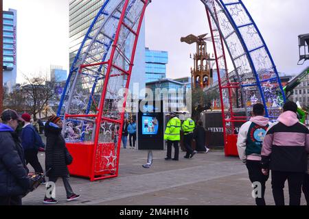 Manchester, Royaume-Uni, 21st décembre 2022. Le centre-ville de Manchester, en Angleterre, au Royaume-Uni, a été rempli d'acheteurs de Noël lors de l'un des derniers jours de shopping avant Noël. Personnes à l'arche décorative à une entrée du marché de Noël dans les jardins de Piccadilly. Chiffres d'un récent moniteur de British Retail Consortium-KPMG, les ventes au détail ont augmenté de 4,2 % par rapport à l'année de novembre. Crédit : Terry Waller/Alay Live News Banque D'Images