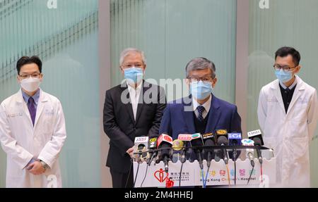 (De gauche à droite) Dr Robin Chen Hay-son, consultant, pédiatrie et médecine des adolescents, Hôpital pour enfants de Hong Kong ; Dr Lee TSZ-leung, directeur général de l'Hôpital pour enfants de Hong Kong ; Dr Simon Tang Yiu-hang, directeur (Services de grappes), Autorité hospitalière et Dr Nicholson Yam, conseiller en charge, chirurgie cardiothoracique, Hôpital pour enfants de Hong Kong, Tenir un presser sur une fille de quatre mois, Cleo Lai TSZ-hei souffrant d'insuffisance cardiaque a subi une greffe à Hong Kong avec un organe donné de la Chine continentale dans la première procédure de ce type à Hong Kong. 17DEC22 SCMP / Jell Banque D'Images